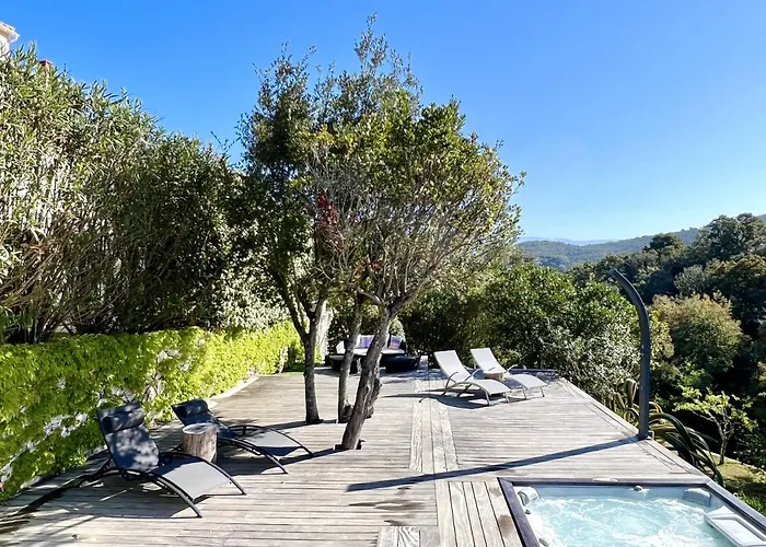 F2 avec jacuzzi, pétanque, à 3 min mer, dans grande propriété